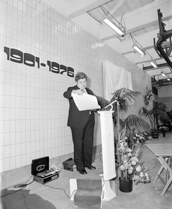 857946 Afbeelding van burgemeester H.J.L. Vonhoff tijdens zijn toespraak bij het 75-jarig bestaan van het Openbaar ...